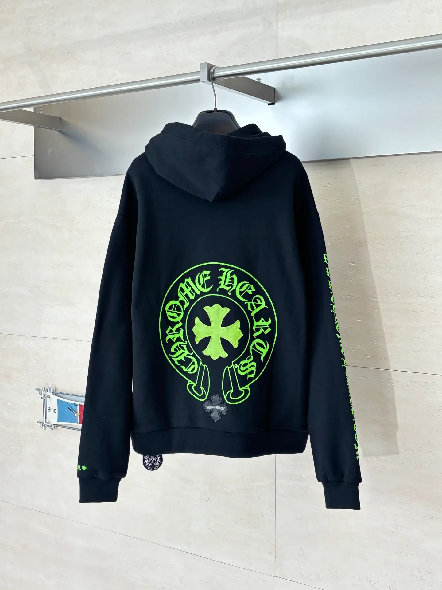 P380 Chrome Herat*/Chrome Heart SS26 new fluorescent green horseshoe print hooded sweatshirt in early spring is made of 80% cotton + 20% polyester blended fabric. It is woven with 32 counts as the base yarn and 10 counts of yarn, with a weight of 330g. It uses offset printing and patch embroidery technology to present the brand's iconic fluorescent green totem and letter elements. The Sanskrit pattern layout on the front chest, back and sleeves is clearly layered, and the craftsmanship details are exquisite. Size：S/M/L